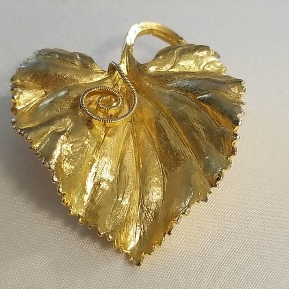 Vintage Jewelry - Vintage goldtone brooch